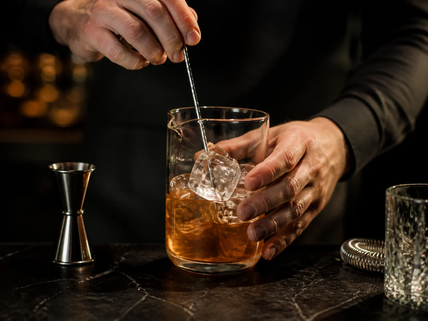 Escena editorial de servicio de coctelería